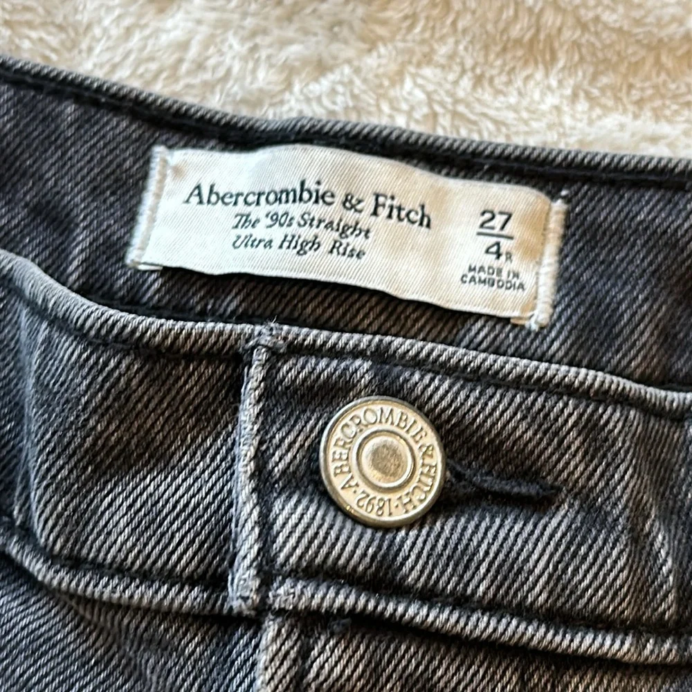 ABERCROMBIE & FITCH 90s Straight Ultra High Rise Jeans - Picture 2 of 9